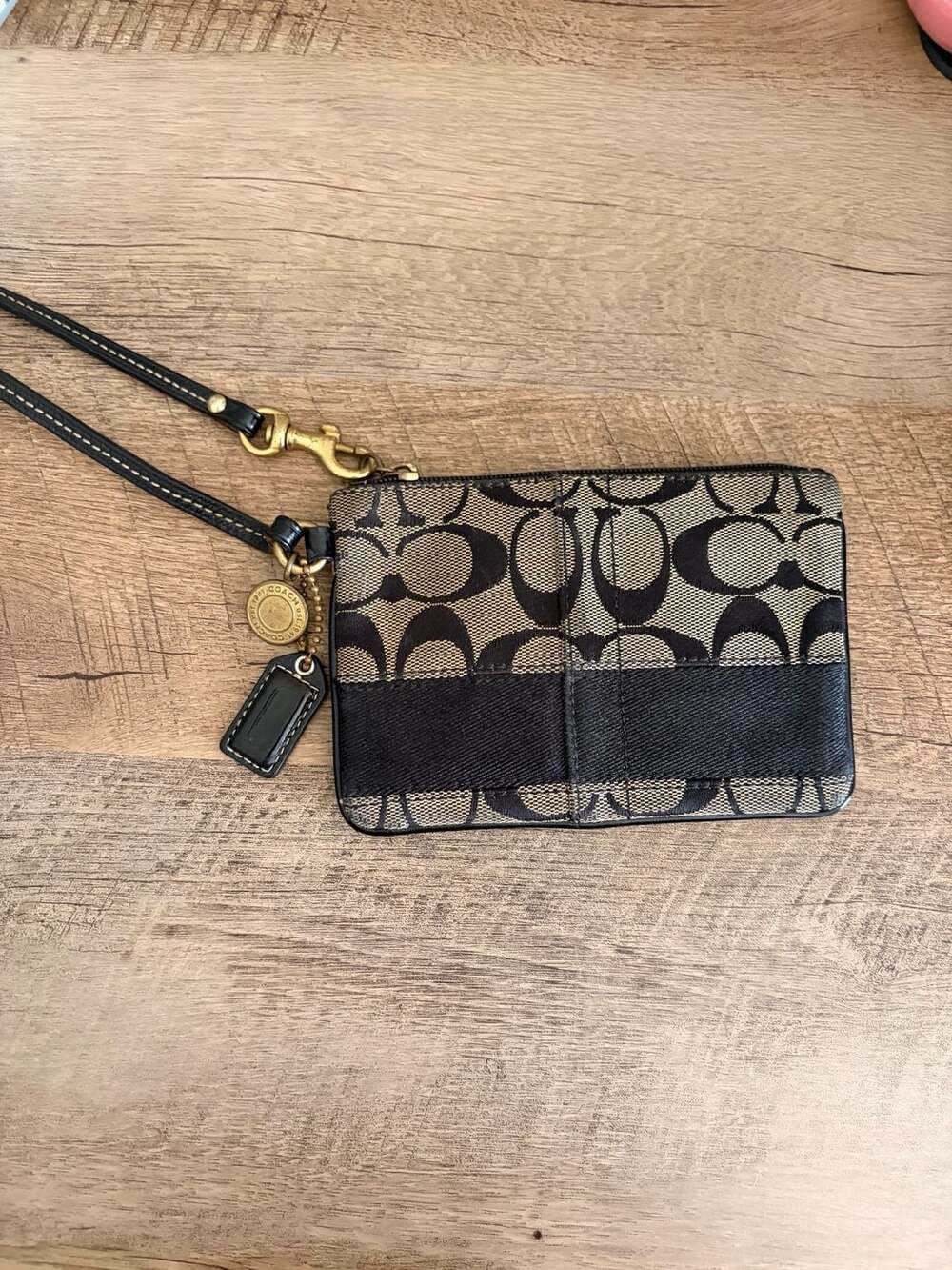 Coach Signature C Wristlet L0649-40028